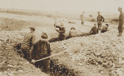 Amerikanske marinesoldater i Frankrike graver inn, 1917-19 av American Photographer