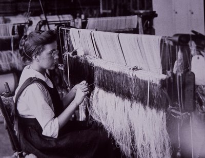 Amerikansk tekstilindustri, tekstiloperatør i Massachusetts bomullsfabrikk, ca. 1900 (s/hvitt-bilde) av American Photographer