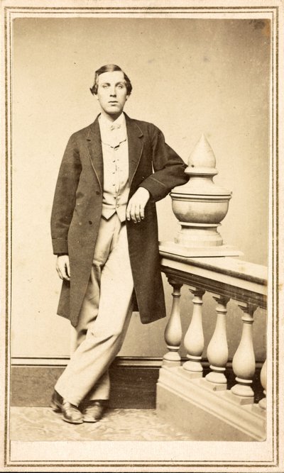Uidentifisert mann i toppfrakk lent mot søyle, ca. 1860-75 (albumintrykk) av American Photographer