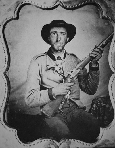 Ukjent konføderert soldat poserer i fotografens studio (s/hv-bilde) av American Photographer