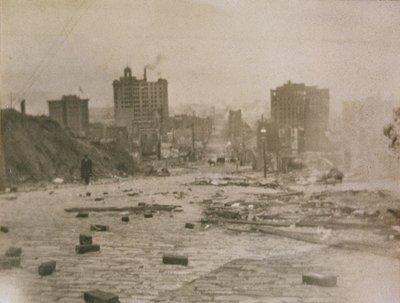 Utsikt over San Franciscos skyline med røyk fra brannen forårsaket av jordskjelvet, 1906 av American Photographer