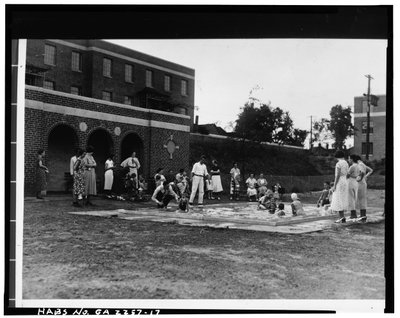 Badebasseng, Techwood Homes (offentlige boliger), avgrenset av North Avenue, Parker Street, William Street & Lovejoy Street, Atlanta, Fulton County, GA, ca. 1940 (s/hvitt-bilde) av American Photographer