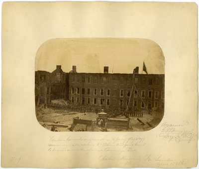 Western Barracks and Parade, slaget ved Fort Sumter, 15. april 1861 av American Photographer