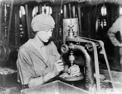 Kvinne som forsenker hull i detonatorrøret og fyller hull i håndgranaten ved Westinghouse Electric & Mfg. Co., East Pittsburgh, Pa., under første verdenskrig, 1914-18 av American Photographer
