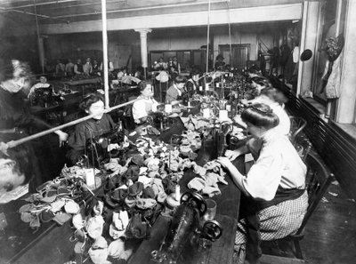 Kvinner som syr bamser i en fabrikk, ca. 1915 av American Photographer