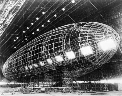 Worlds Largest Dirigible nesten ferdigstillelse, utgitt på 1930-tallet av American Photographer
