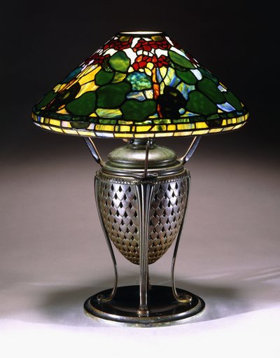 En "Geranium" bordlampe med en konisk skjerm og nettformet urnebase i bronse med fiskeskjellmønster, 1900-tallet av American School