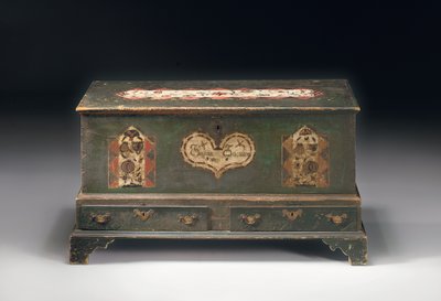 En malingsdekorert dower-kiste med løft topp, påskrevet Susana Scheblern, sannsynligvis Lancaster County, Pennsylvania, 1790 av American School