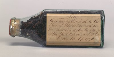 Boston Tea Party teblader i en glassflaske, samlet inn av T.M. Harris, Dorchester Neck, desember 1773 av American School