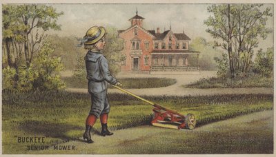 Gutt klipper gress utenfor hus på landet (chromolitho) av American School