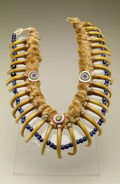 Grizzly Bear Claw Necklace, Iowa, indianer, ca. 1830 (otter pels, grizzly bearclaws, glassperler) av American School