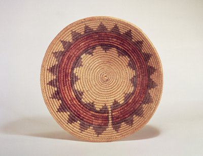Hopi kurv (vevd fiber) av American School