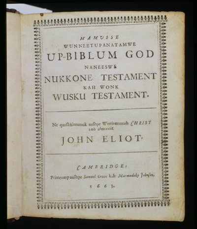 Mamusse Wunneetupanatamwe up-Biblum God (The-Whole Holy his-Bible God), tittelside fra Bibelen, også kjent som Eliot Indian Bible, oversatt til Massachuset-språket av pastor John E av American School