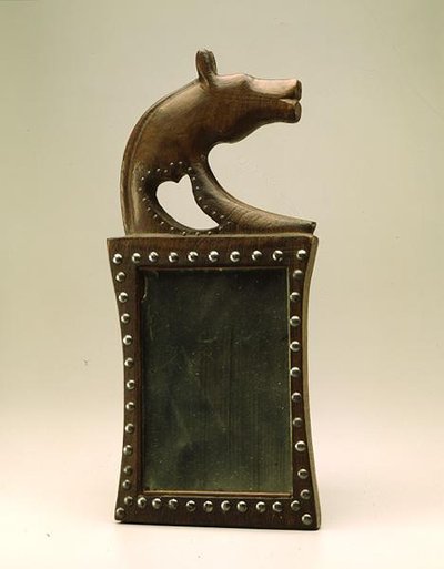 Mirror, Omaha, indianer, ca. 1885 (valnøtt og speil med messingspiker) av American School