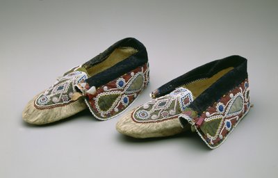 Mokkasiner, Chippewa, ca. 1835 (bukkeskinn, glassperler, bomull, silkestoff og bånd) av American School
