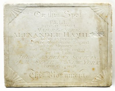 Plakett for cenotafen som markerer stedet hvor Alexander Hamilton ble dødelig såret under en duell med Aaron Burr, ca. 1805 (marmor) av American School