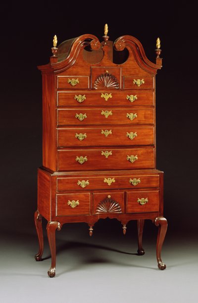 Dronning Anne utskåret høy kommode, Connecticut eller New York, 1760-80 av American School