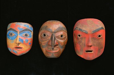Tre sjamanmasker (malt terrakotta) av American School