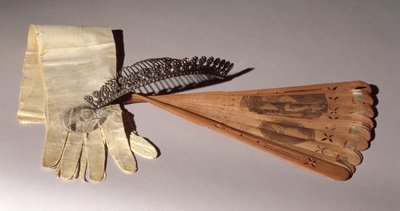 Tiara, hansker og vifte, alt båret til et ball til ære for Lafayette (1757-1834) den 14. september 1824 av American School