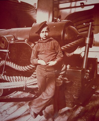 Ung 'Powder Monkey' (s/hvitt-bilde) av American School