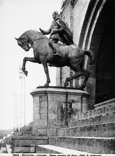 Rytterstatue av Benito Mussolini; frem til fascismens fall, sto denne statuen i Littoriale (Stadio comunale) i Bologna (s/hv-bilde) av Anderson Anderson