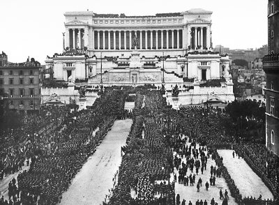 Fascistisk feiring til minne om den ukjente soldaten ved Altare della Patria (fedrelandets alter) i Roma, 04/11/1922 (s/hvitt foto) av Anderson Anderson