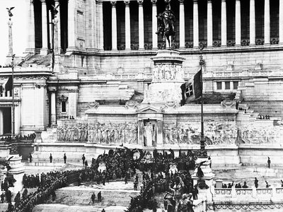 Fascistisk feiring til minne om den ukjente soldaten ved Altare della Patria (fedrelandets alter) i Roma, 04/11/1922 (s/hvitt foto) av Anderson Anderson