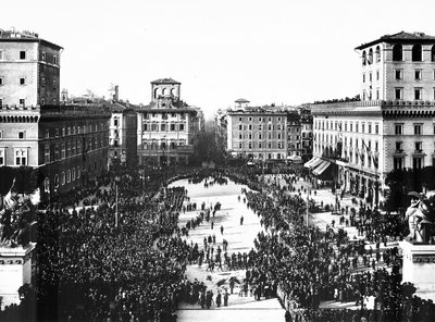 Piazza Venezia i Roma under den fascistiske feiringen til minne om den ukjente soldaten ved Altare della Patria (fedrelandets alter), 04/11/1922 (s/hv-bilde) av Anderson Anderson