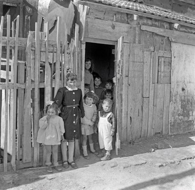 BARN I FORSKJELLIGE ALDRE PÅ FRID-HJEM av Ando Gilardi