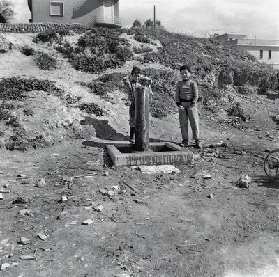 BARN TIL LANDSBYENS FONTENE av Ando Gilardi