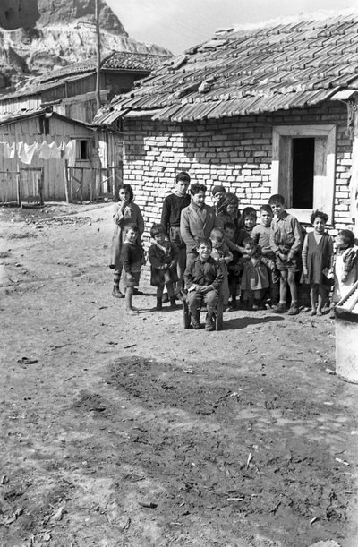 CROTONE - GRUPPE BARN av Ando Gilardi