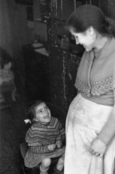 CROTONE - MOR OG DATTER av Ando Gilardi