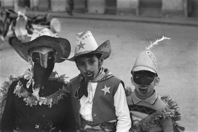 CROTONE, BARN I MASKER av Ando Gilardi