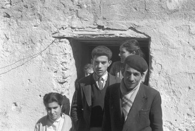 FAMILIE av Ando Gilardi