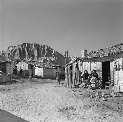 Familie, landsbyen til Montecatini-fabrikkene av Ando Gilardi