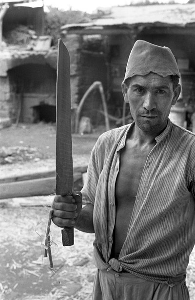 HAMPPROSESSERING, EN ARBEIDSMANN MED EN quot;SPATELquot; av Ando Gilardi