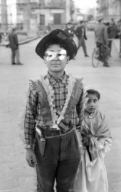 MASKER I CROTONE, Crotone av Ando Gilardi