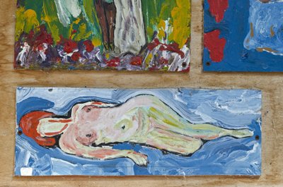 NAKEN KVINNE LIGGER NED av Ando Gilardi