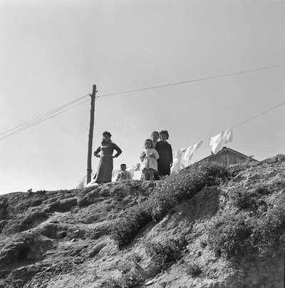 KVINNER OG BARN SOM SPRER BUCATO av Ando Gilardi