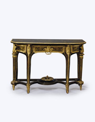 Ett av et par ormolu-monterte brune skilpaddeskall bryggebord, ca. 1710 (ormolu, messinginnlegg, skilpaddeskall og lær) (se også 360580) av Andre Charles (attr. to) Boulle