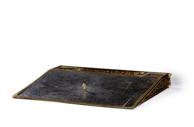 Regence ecritoire, ca. 1715-20 (messinginnlagt skilpaddeskall og ibenholt) av Andre Charles (attr. to) Boulle