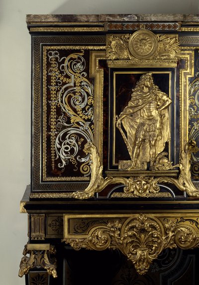 Art France: Kabinett pryder figuren til kong Ludvig XIV (1638-1715) i Hercules Gaulois. Detalj. Møbler av Andre Boulle (1642-1733) rundt 1700. Høyde: 1,87m. Paris, Musée du Louvre av Andre Charles Boulle