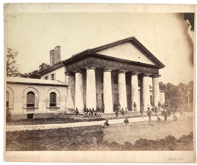 Forsiden av Arlington House, 28. juni 1864 (sepia-bilde) av Andrew Joseph Russell