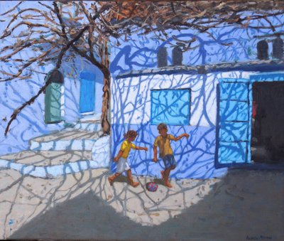 Ballspill på gaten, Chefchaouen, Marokko, 2018, (olje på lerret) av Andrew Macara