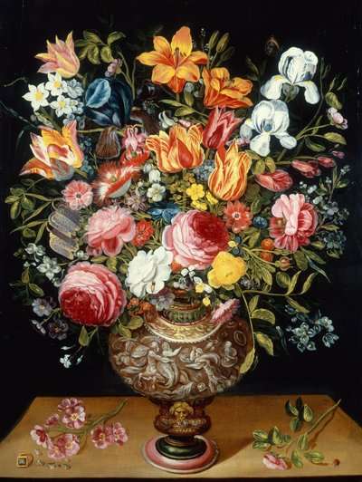 Roser, tulipaner, narcissi, iris og andre blomster i en skulpturert urne og en marihøne på en avsats (olje på lerret) av Andries Daniels or Danielsz