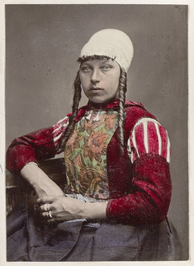 Portrett av en kvinne i tradisjonell drakt av Marken Hollandska Skönheter! (tittel på objekt) av Andries Jager