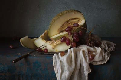 Stilleben med mørke frukter av Anna Petina
