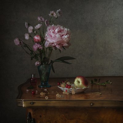 Pion og sommerfrukt av Anna Petina