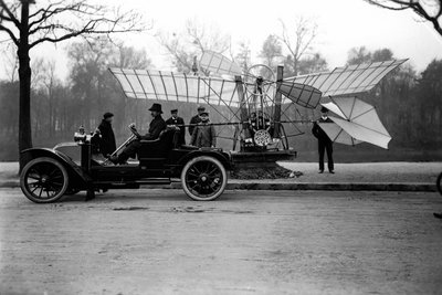 Airman Alberto Santos Dumont (Santos-Dumont) (1873-1932) bærer flyet sitt i bilen. Privat samling av Anonymous Anonymous