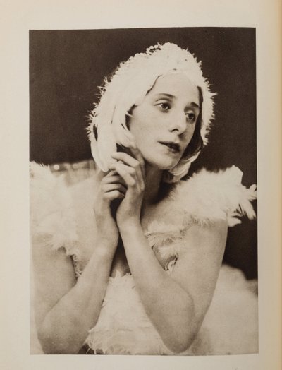 Anna Pavlova (Pavlovna) (1881-1931) i balletten The Dying Swan av Camille Saint-Saens, Anonym. Kromolitografi, , Privat samling av Anonymous Anonymous